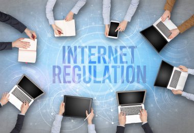 Bir dizüstü bilgisayarın önünde bir grup insan. İnternetle ilgili bilgiler, web güvenliği kavramı.