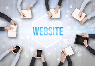 WEBSITE yazıtları, modern teknoloji konsepti olan bir ofiste çalışan meşgul insanlar grubu