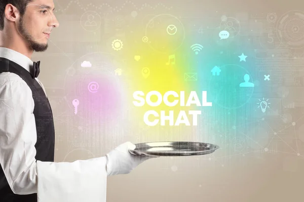 Garçom Servindo Redes Sociais Com Inscrição Social Chat Novo Conceito — Fotografia de Stock