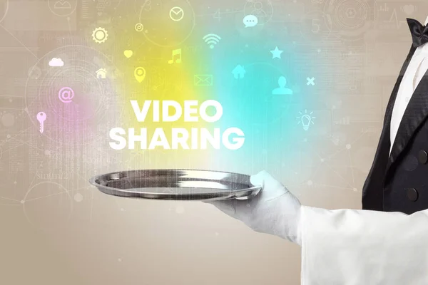 Kelner Obsługujący Portale Społecznościowe Napisem Video Sharing Nowa Koncepcja Mediów — Zdjęcie stockowe