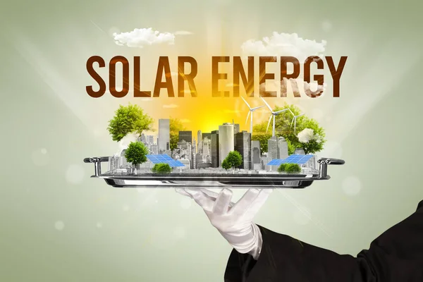 Garçom Servindo Eco Cidade Com Inscrição Energia Solar Conceito Energia — Fotografia de Stock