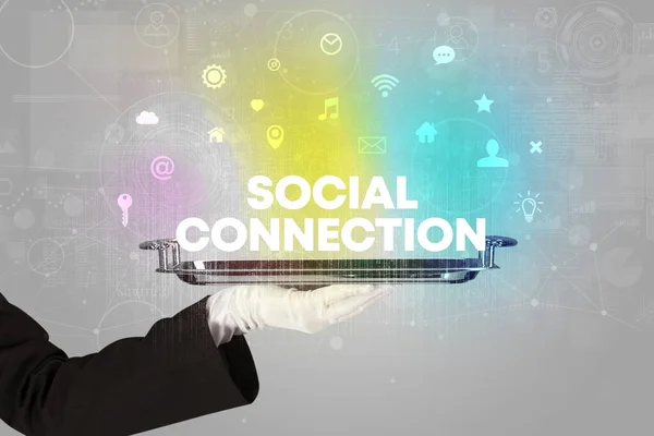 Σερβιτόρος Που Εξυπηρετεί Την Κοινωνική Δικτύωση Την Επιγραφή Κοινωνικη Συνδεση — Φωτογραφία Αρχείου