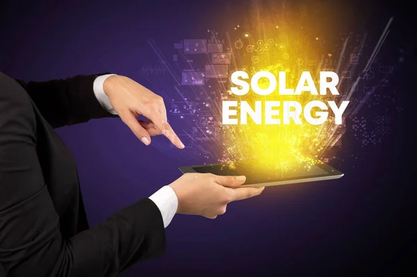 Close Van Een Touchscreen Met Solar Energy Inscriptie Innovatief Technologieconcept — Stockfoto