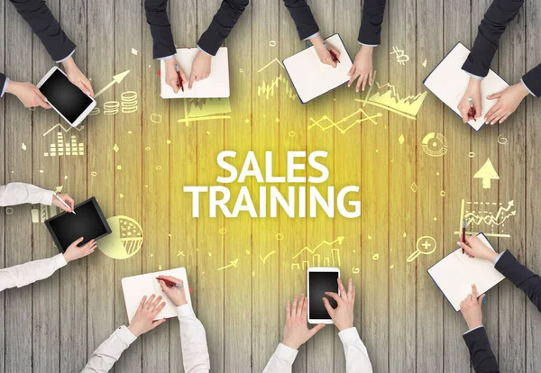 Grupa Zajętych Pracujących Biurze Napisem Sales Training Pomyślna Koncepcja Biznesowa — Zdjęcie stockowe