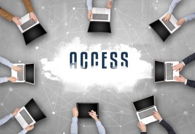 ACCESS içgüdü, web güvenlik konsepti ile toplantı yapan bir grup insan