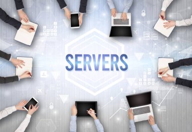 SERVERS yazıtları, modern teknoloji konsepti olan bir ofiste çalışan meşgul insanlar grubu