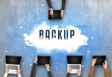 BACKUP insciption, web güvenlik konsepti ile toplantı yapan bir grup insan