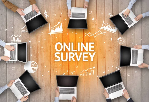 Elfoglalt Emberek Csoportja Online Survey Felirattal Rendelkező Irodában Dolgozik Sikeres — Stock Fotó