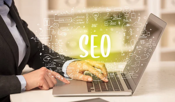 SEO kısaltması, modern teknoloji konsepti ile yeni modern bilgisayarlar üzerinde çalışıyoruz.