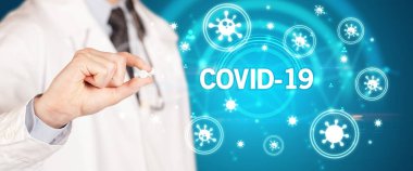 Doktor COVID-19 yazıtlı ilaç veriyor. Coronavirüs konsepti.