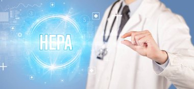 Bir doktorun HepA kısaltması, viroloji konsepti olan bir hap verdiği yakın plan.