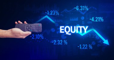 Erkek eli kablosuz çevre ile eşitlik yazılı, modern iş konsepti