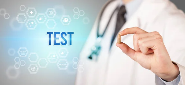 Close Médico Dando Lhe Uma Pílula Com Inscrição Test Conceito — Fotografia de Stock