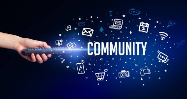 COMUNITY yazıtları ve sosyal medya konseptiyle el ele tutuşmak