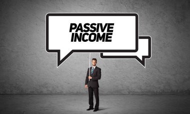 Genç iş adamı, PASSIVE GİRİŞ, yeni iş fikri kavramı ile günlük bekleme yolu tabelasında