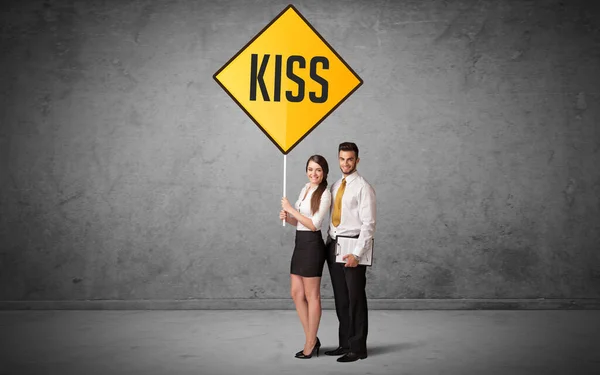 Młody Przedsiębiorca Posiadający Znak Drogowy Napisem Kiss Nowa Koncepcja Zasad — Zdjęcie stockowe