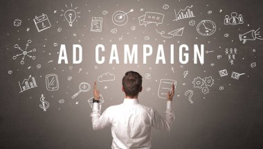 AD CAMPAIGN yazıtlı bir işadamının arka görüşü, modern iş kavramı