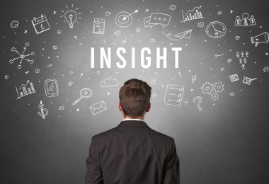 INSIGHT yazıtları, modern iş konsepti olan bir iş adamının arka görüşü