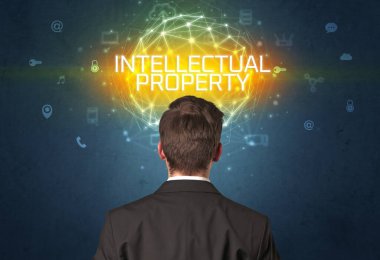 INTELLECTUAL Mülk Yazıtı, çevrimiçi güvenlik kavramına sahip bir işadamının arka görünümü