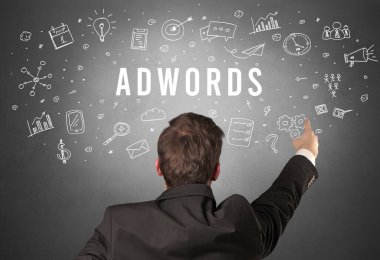 ADWORDS yazıtları, modern iş konsepti olan bir işadamının arka görünüşü