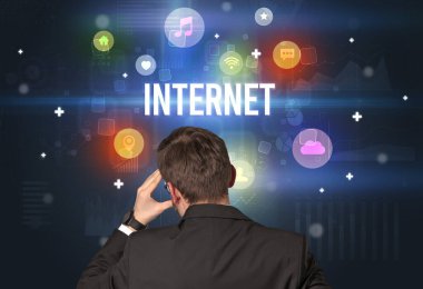 İnternette yazılı olan bir işadamının arka görünüşü, modern teknoloji kavramı