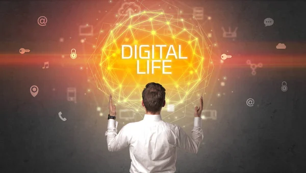 Zadní Pohled Podnikatele Nápisem Digital Life Online Bezpečnostní Koncepce — Stock fotografie