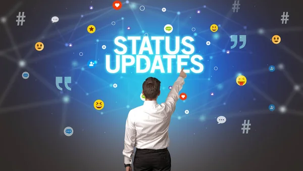 Status Updates Yazıtları Sosyal Kavramına Sahip Bir Işadamının Arka Görünümü — Stok fotoğraf