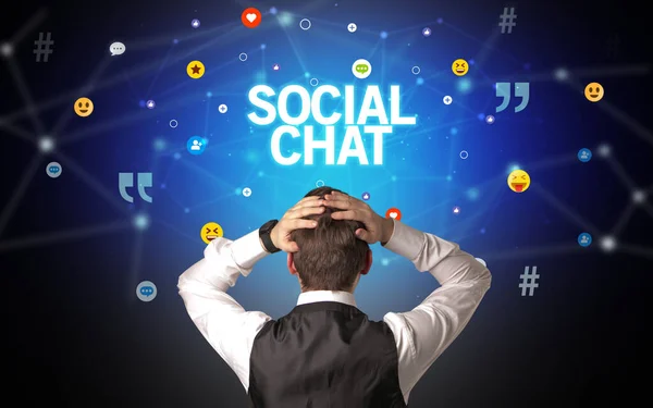 Social Chat Yazıtı Sosyal Kavramına Sahip Bir Işadamının Arka Görünümü — Stok fotoğraf