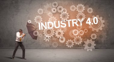 INDUSTRY 4.0 yazıtından şemsiyeyle savunma yapan işadamı, teknoloji kavramı