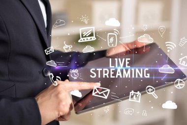 Bir Kişinin Sosyal Ağ Kullanımına Yakın Çekim Yazıtı Yaşa