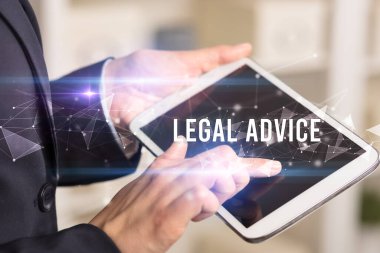 LeGAL ADVICE yazıtları ve modern iş teknolojisi kavramı olan tablet kullanarak elleri kapat