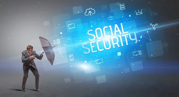 Бизнесмен Защищающийся Зонтиком Кибератаки Надписи Social Security Концепция Онлайн Безопасности — стоковое фото