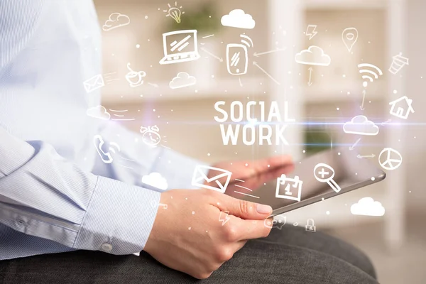 Close Uma Pessoa Usando Redes Sociais Com Inscrição Social Work — Fotografia de Stock