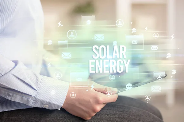 Närbild Surfplatta Sökning Solar Energy Inskription Modern Teknik Koncept — Stockfoto