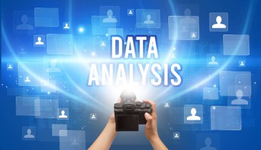 DATA ANALYSIS yazıtlı el kamerasının yakın çekimi, video izleme konsepti