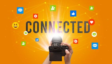 Kamera kullanarak sosyal medya içeriğini görüntülemek için CONNECTED yazıtları, sosyal medya içeriği kavramı