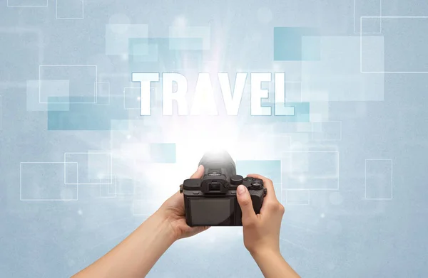 Close Uma Mão Segurando Câmera Digital Com Inscrição Travel Conceito — Fotografia de Stock