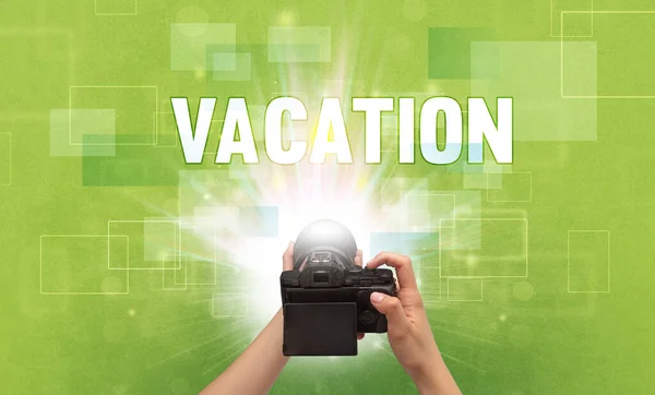 Zbliżenie Ręki Cyfrowym Aparatem Fotograficznym Napisem Vacation Koncepcja Podróży — Zdjęcie stockowe