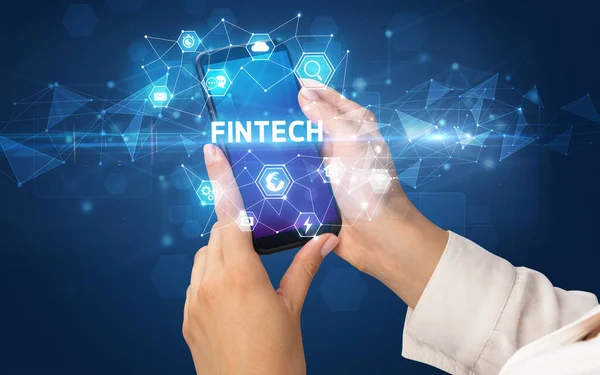 Fintech yazıtlı kadın el tutan akıllı telefon, modern teknoloji konsepti