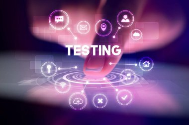 Web teknolojisi simgeleri ve TESTING yazıtları ile tablete dokunmak, web teknolojisi kavramı