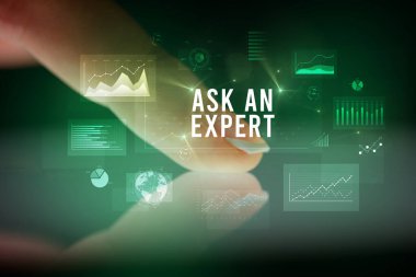 Grafikler ile parmak dokunma tablet ve Bir Uzman yazıt, iş kavramı sorun