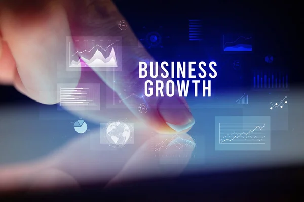 차트와 비즈니스 비즈니스 컨셉에 손가락 태블릿을 — 스톡 사진