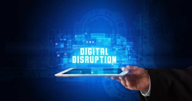 Tablet üzerinde çalışan genç iş adamı dijital işareti gösteriyor: Dijital Disrupsiyon
