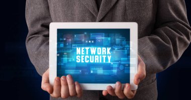 Tablet üzerinde çalışan genç iş adamı dijital işareti gösteriyor: NETWorK GÜVENLİK