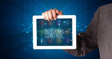 Tablet üzerinde çalışan genç iş adamı dijital işareti gösteriyor: INTERNAL CONTROL