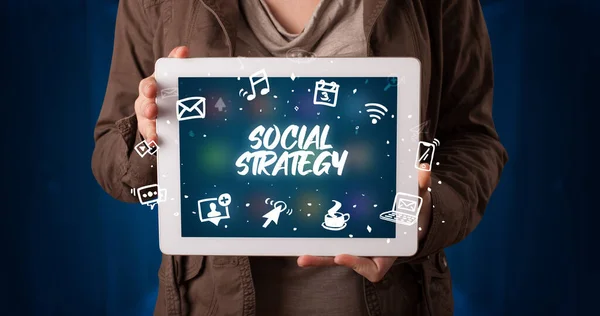 Jovem Empresário Que Trabalha Tablet Mostra Inscrição Estratégia Social — Fotografia de Stock
