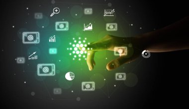 İş adamı parmağı ekranda elle çizilmiş kardano simgeleri ile multimedya arayüzüne dokunuyor