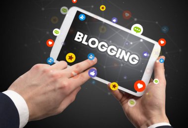 BLOGING yazıtları, sosyal ağ konsepti ve dokunmatik ekranın yakın plan görüntüsü