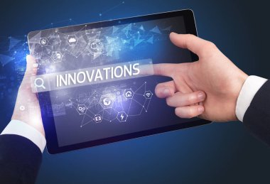 Bir tabletin yakın plan araması INNOVATIONS yazıtlar, yüksek teknoloji bilgisayar kavramı