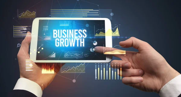 Közelkép Kézfogás Táblagép Business Növekedés Felirattal Modern Üzleti Koncepció — Stock Fotó
